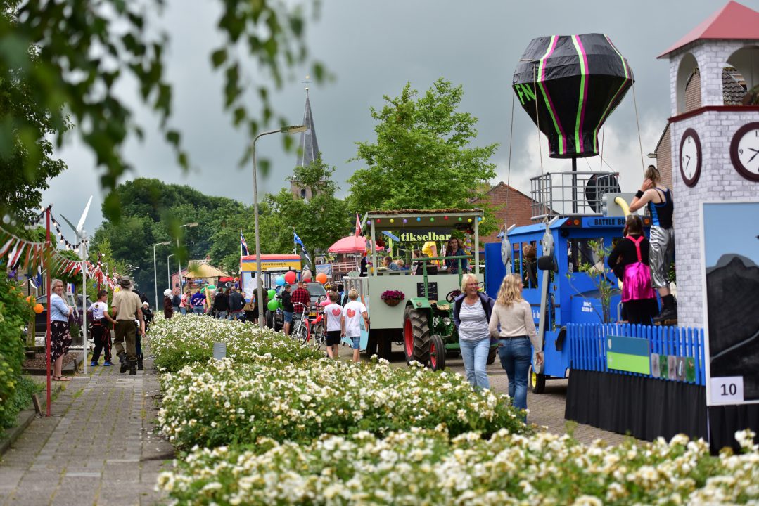 Dorpsfeest Hantum rijdt met 24 wagens rondje dorpen