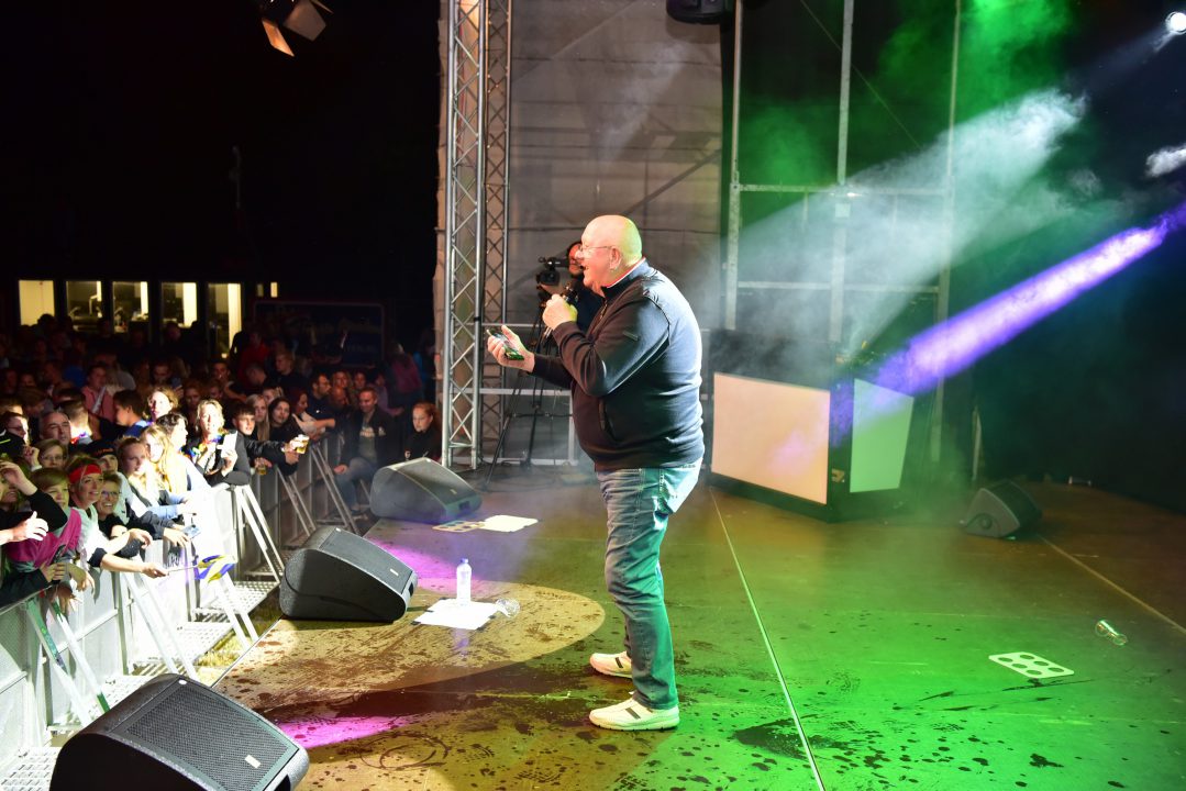 VIDEO: Henk Wijngaard stopt met optreden in Veenklooster na biergooien