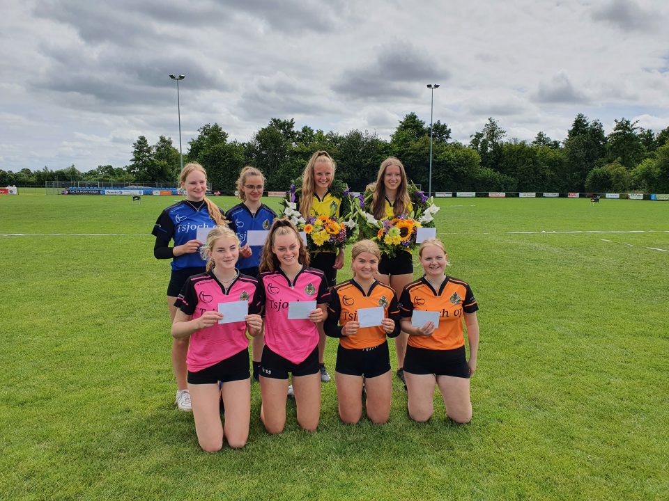 Suzanna en Hester winnen KNKB meisjes door elkaar loten te Driezum!