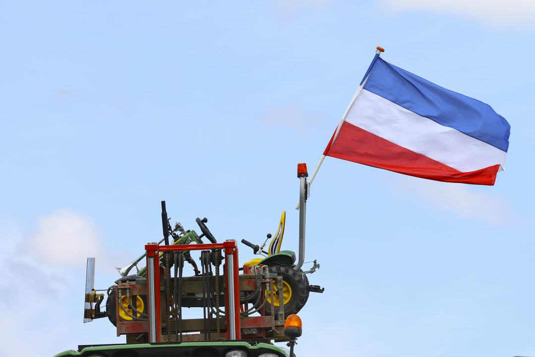 Provincie Fryslân haalt omgekeerde vlaggen op provinciegrond weg - RTV NOF