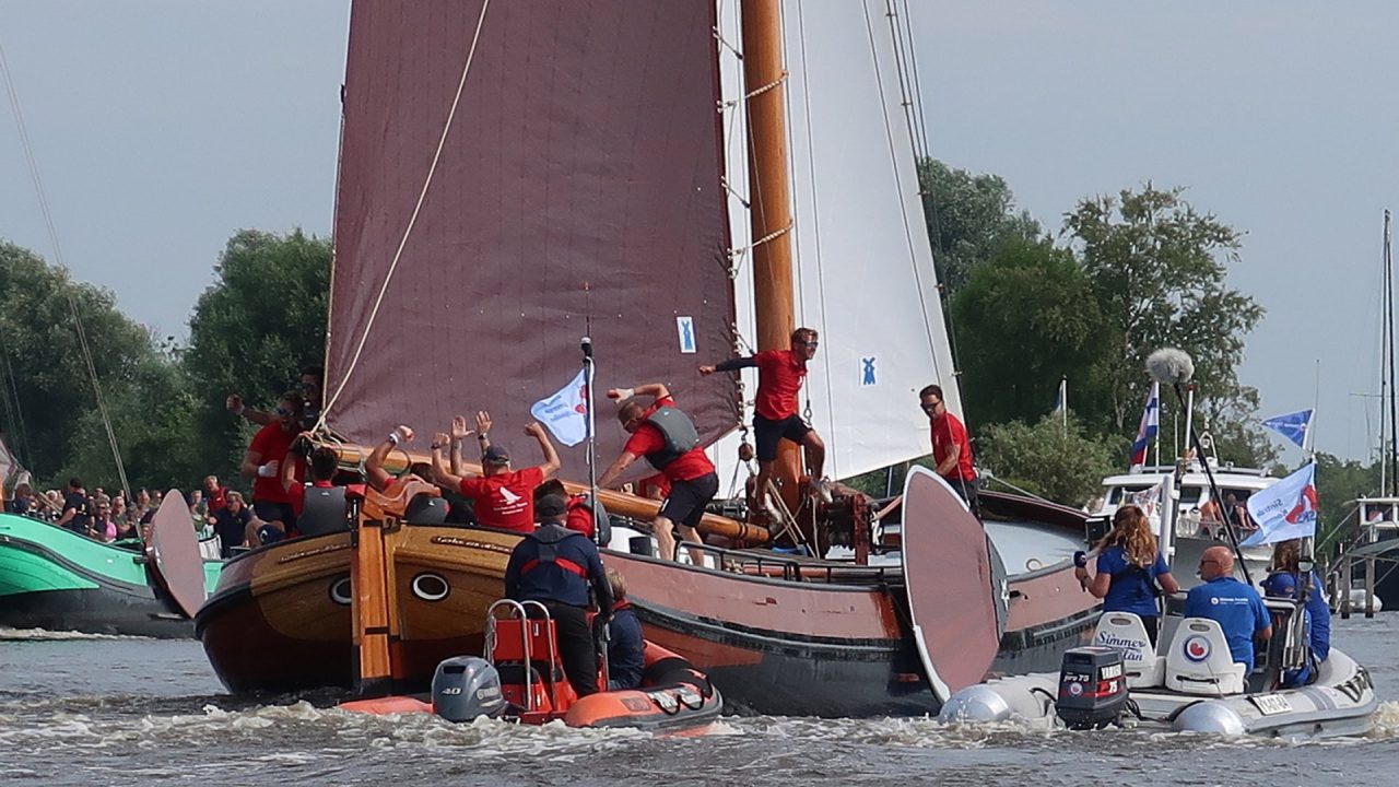 Skûtsjes op Earnewâld gaan los na tweede sleepstart