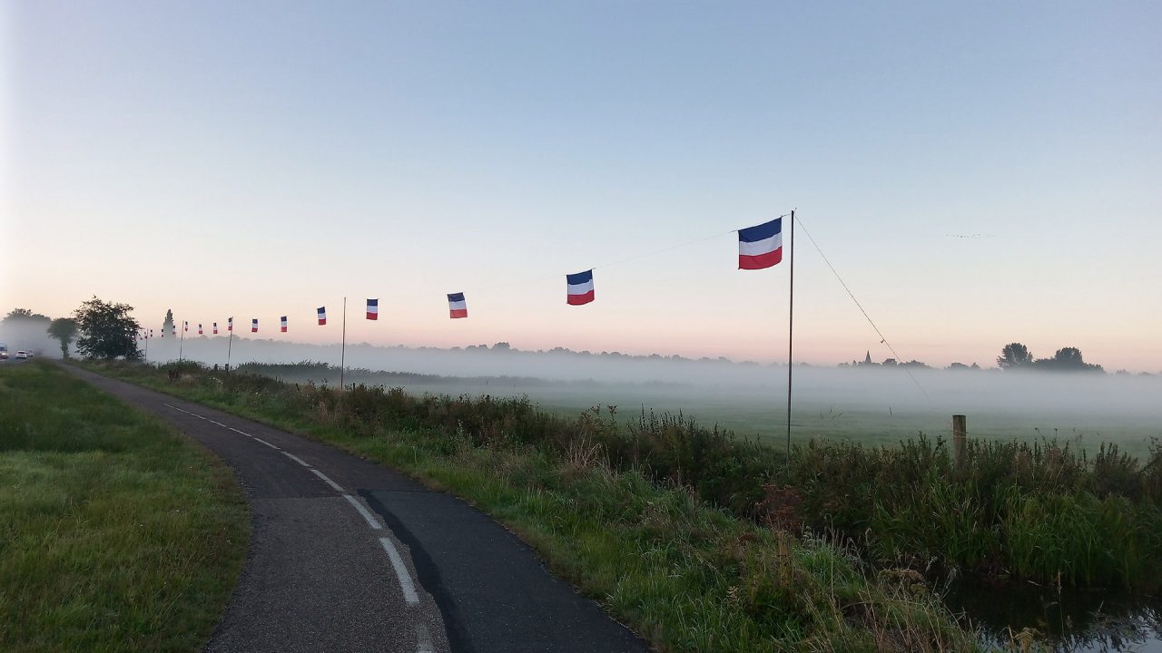 Omgekeerde vlaggen in Surhuizum