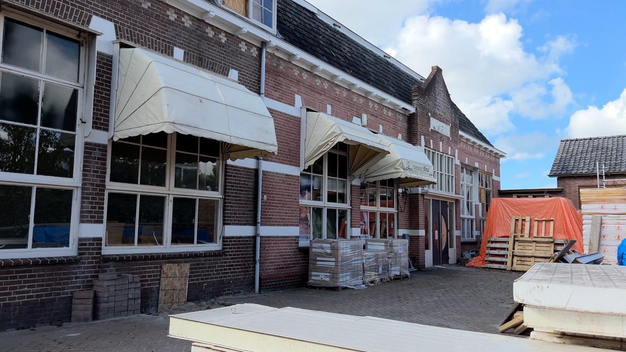 VIDEO: Je kunt straks wonen in de oude -gerestaureerde- school van Oentsjerk - RTV NOF
