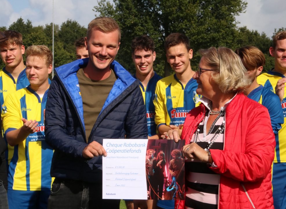 VV Eastermar ontvangt € 5.000 van Rabobank voor duurzame ledverlichting - RTV NOF