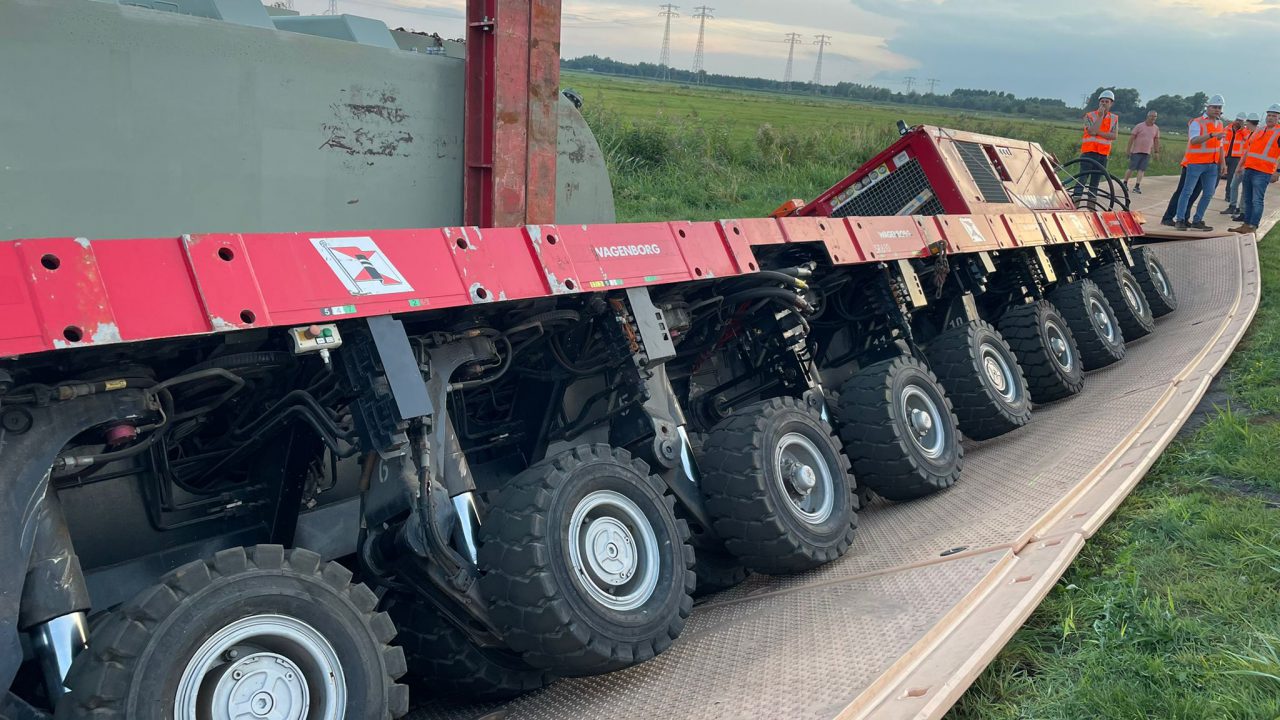 VIDEO: Waterleiding beschadigd bij mislukt transformatortransport Suwâld - RTV NOF