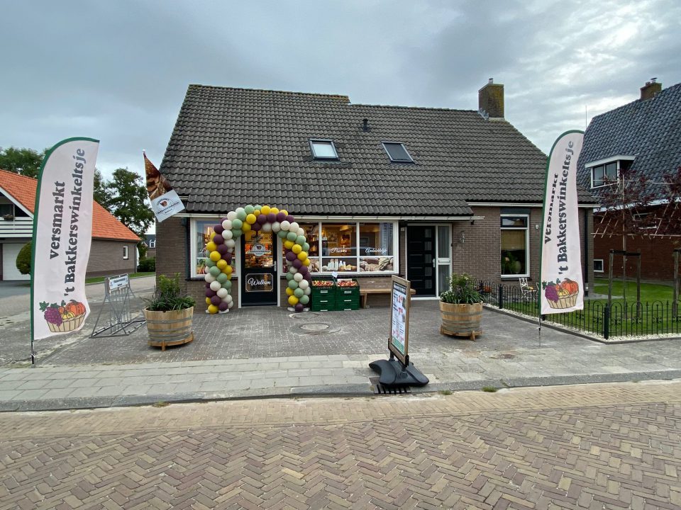 Kleinste Versmarkt ’t Bakkerswinkeltsje in Burdaard verhuist naar groter pand