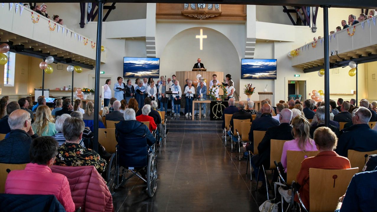 Feestelijke dienst in kerk Kollumerzwaag - RTV NOF