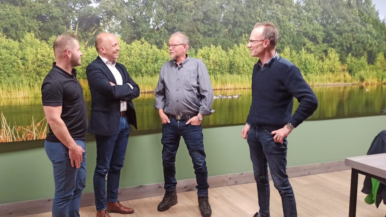 Wethouder de Vries op bezoek in Kollumerzwaag en Veenklooster - RTV NOF