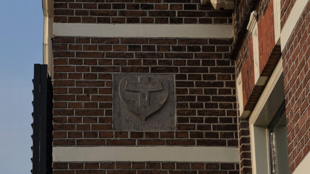 TE ZIEN IN… Aflevering 200: Gevelsteen herinnert aan Vrijgemaakten