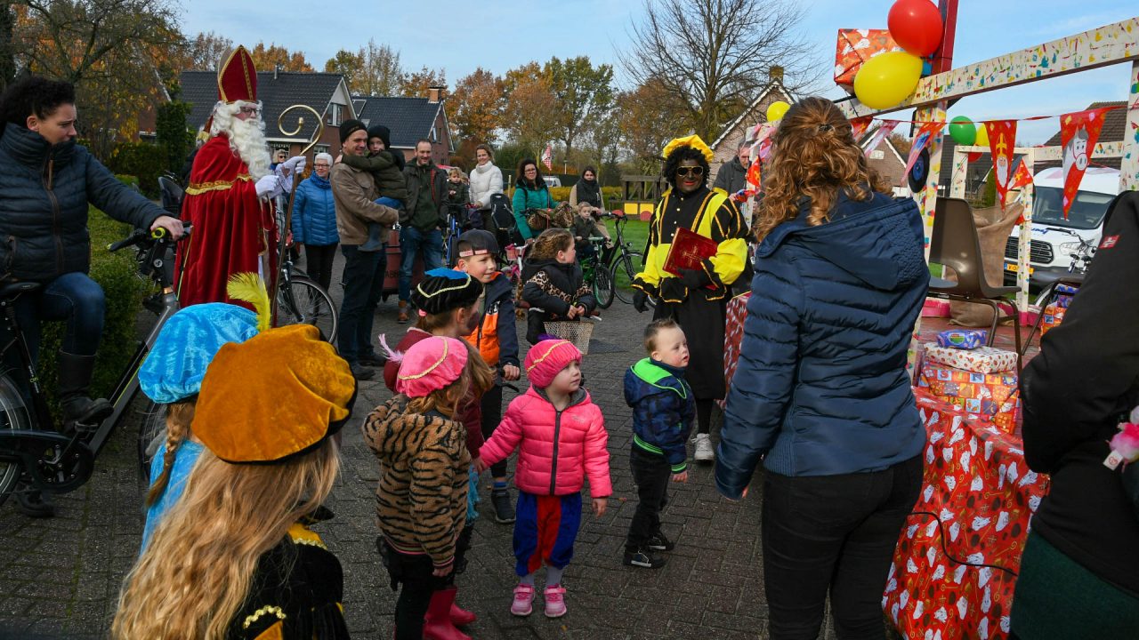 Sint en pieten kwamen Triemen binnen op feestwagen in pietendiscostijl
