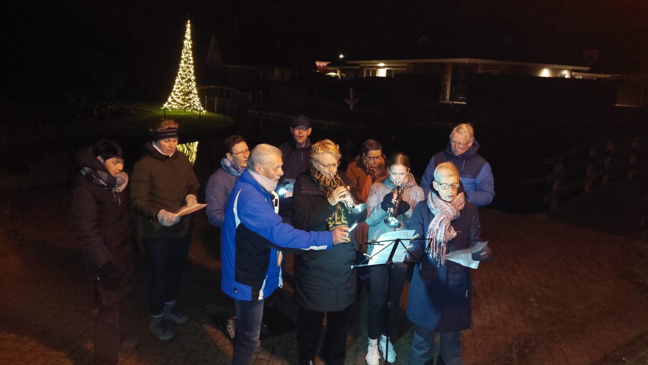 VIDEO: Kerstzang in vroege ochtend door Kollumerzwaag