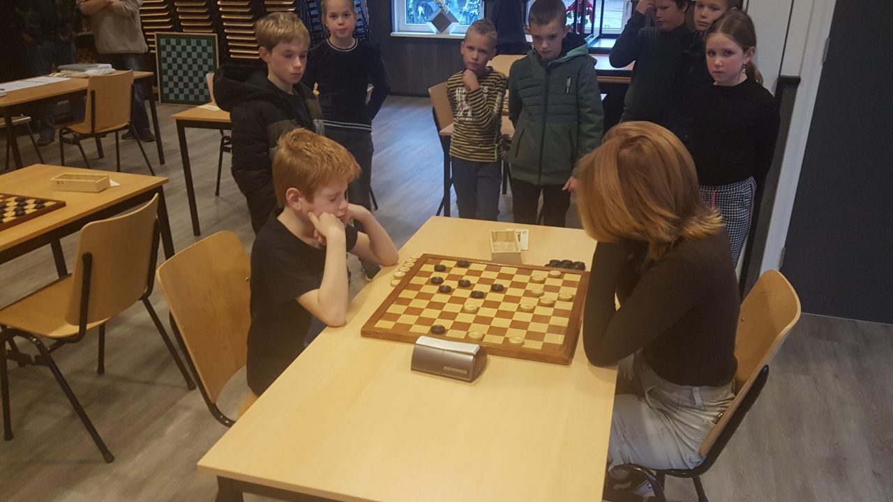 Fries jeugdkampioenschap dammen in Rinsumageast