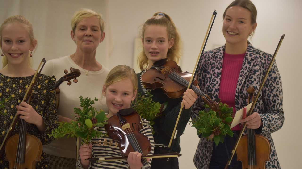 Sfeervol Jeugd-Kerstconcert in Aldtsjerk met piano en viool, solo, duo, kwartet en sextet