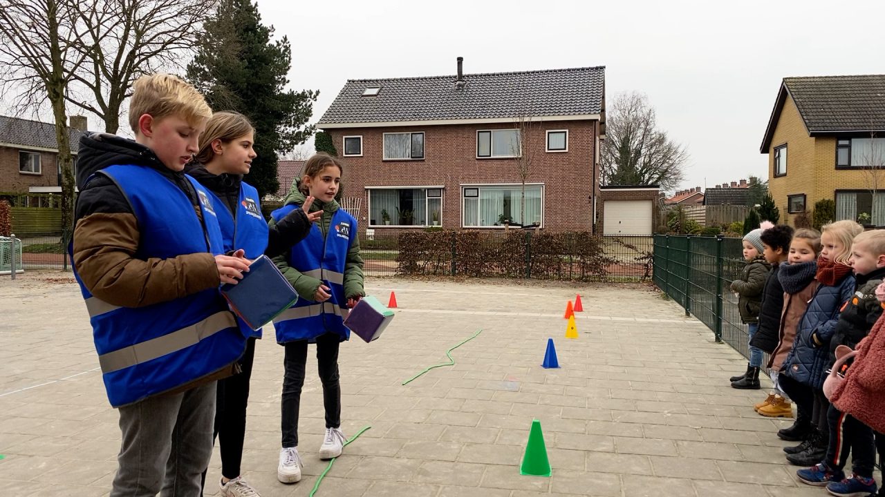 VIDEO: Niet juf, maar leerlingen geven gymles aan de kleintjes