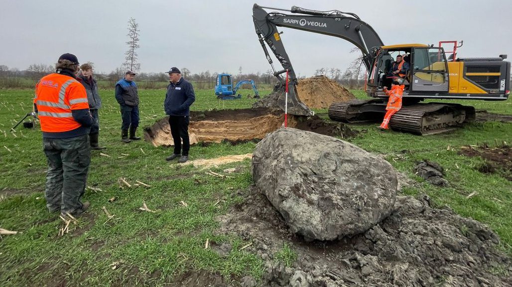 VIDEO: Geen vliegtuigbom, maar kei in Surhuizum