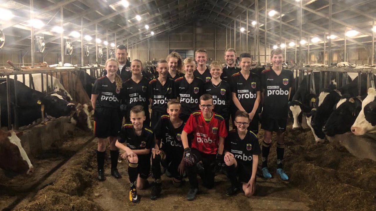 Nieuwe tenues en presentatiekleding voor voetbal(st)ers en begeleiding ST Ternaard/Holwerd/Blija