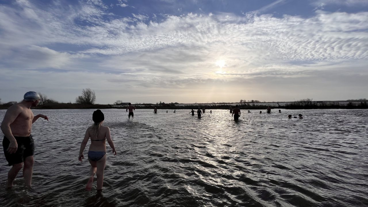 Vitaleer Nieuwjaarsduik bij Rinsumageast