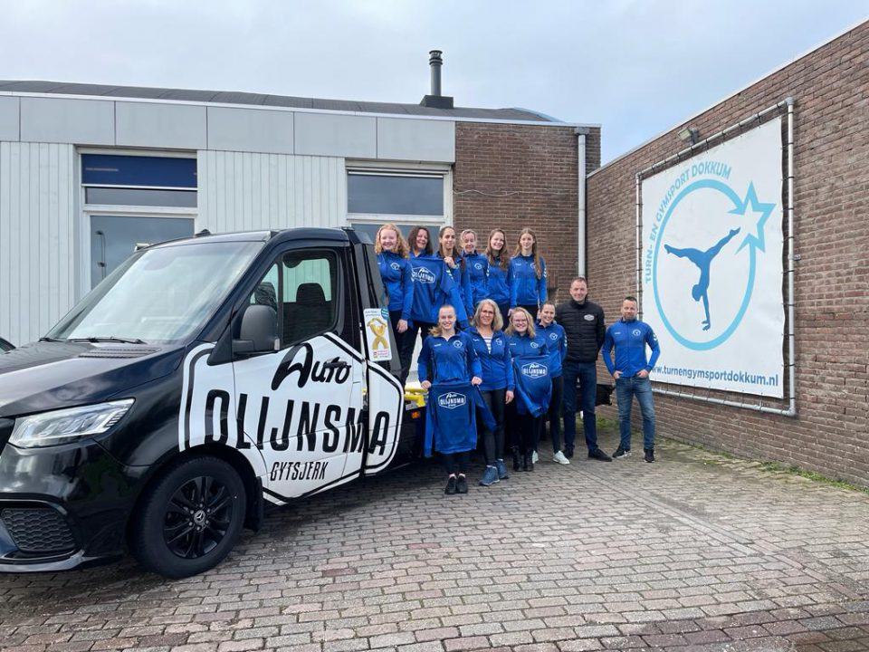 Auto Olijnsma zet trainsters Turn- en Gymsport Dokkum in nieuwe kleding