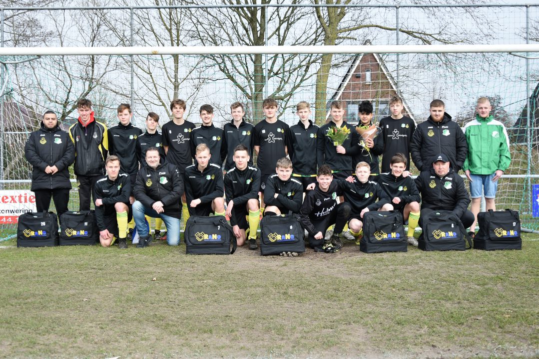 Nieuwe voetbaltassen en inloop-shirts voor St. VVT/Noordbergum JO17-1