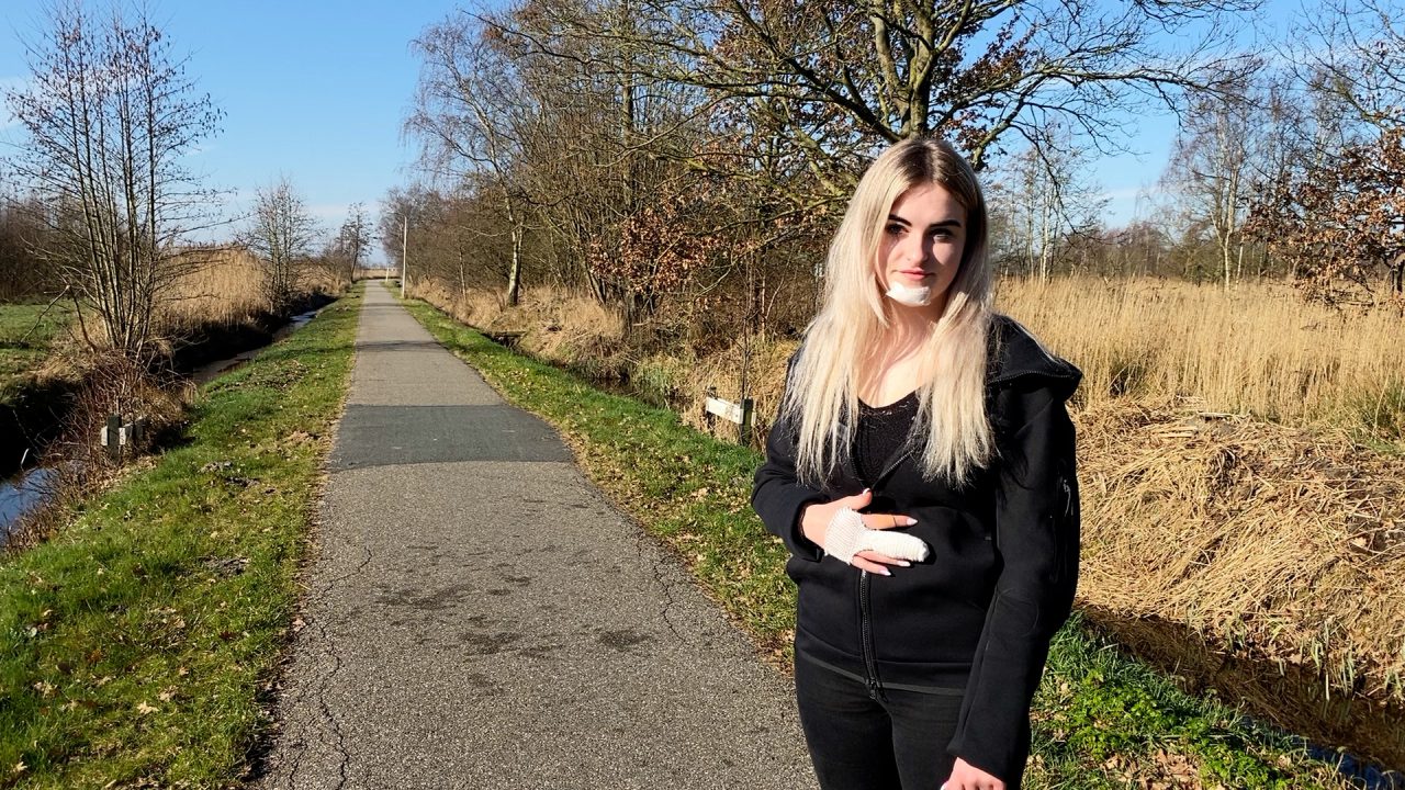 VIDEO: Jannie (15) flink gehavend na duw van fiets door tegenligger