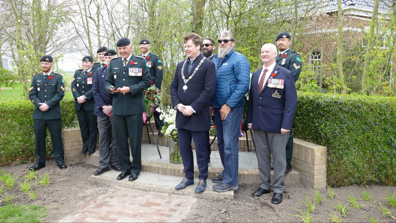 VIDEO: Royal Canadian Dragoons leggen krans bij oorlogsmonument Burdaard