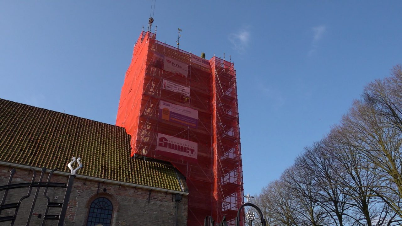 VIDEO: Bijzondere klus aan de Pauluskerk in Aldtsjerk