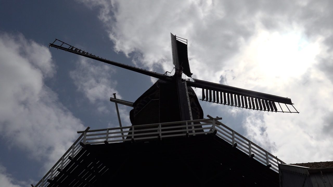 VIDEO: Molen Burdaard krijgt imposant nieuw wiekenkruis