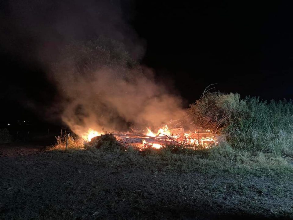 Brandweer Surhuisterveen bestrijdt felle buitenbrand in Houtigehage