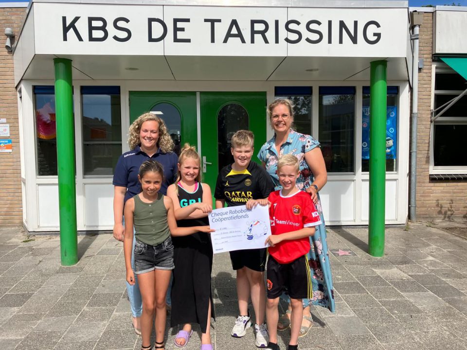 Donatie van Rabobank geeft KBS De Tarissing Drogeham boost voor schoolpleinproject