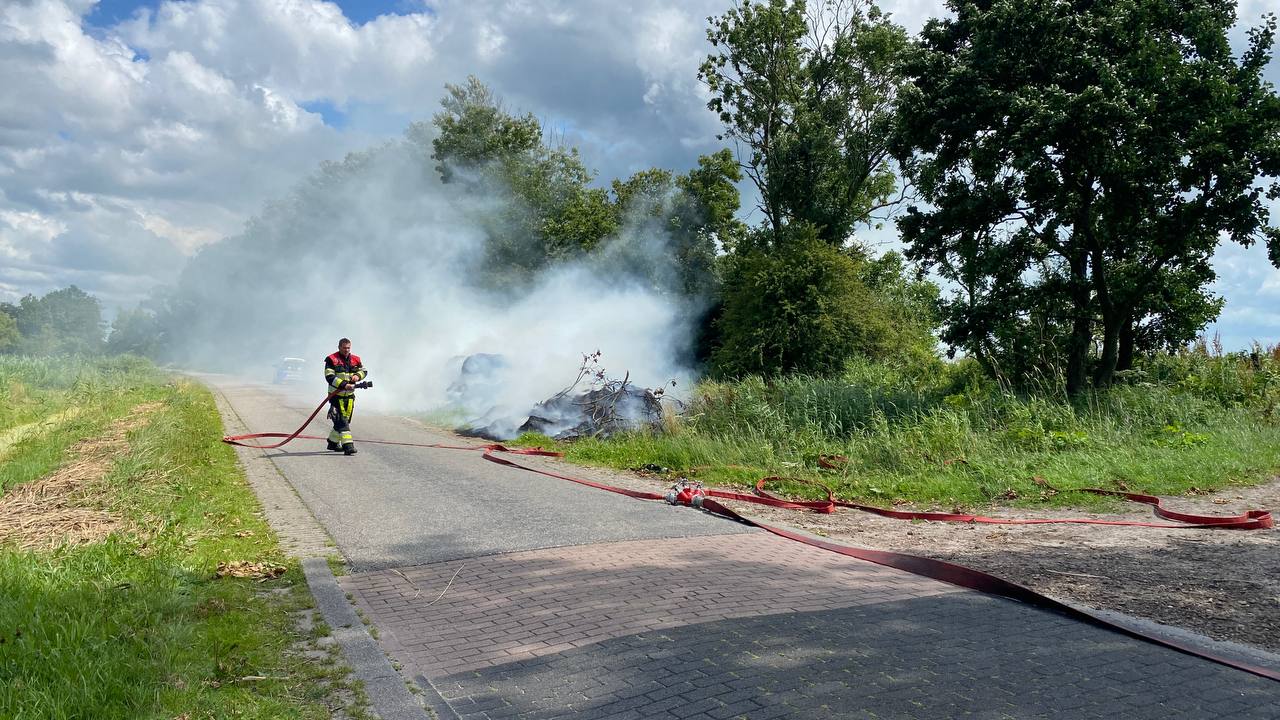 VIDEO: Brandweer blust bermbrand bij Wâlterswâld