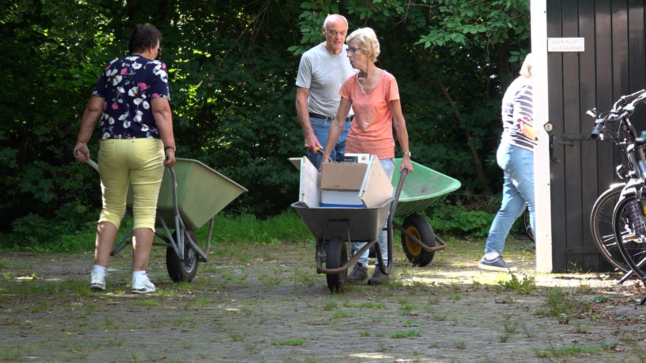 VIDEO: Met de kruiwagen 6000 boeken verhuizen