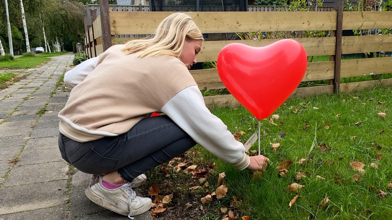 VIDEO: In iedere tuin in Jistrum een hartjesballon tegen eenzaamheid