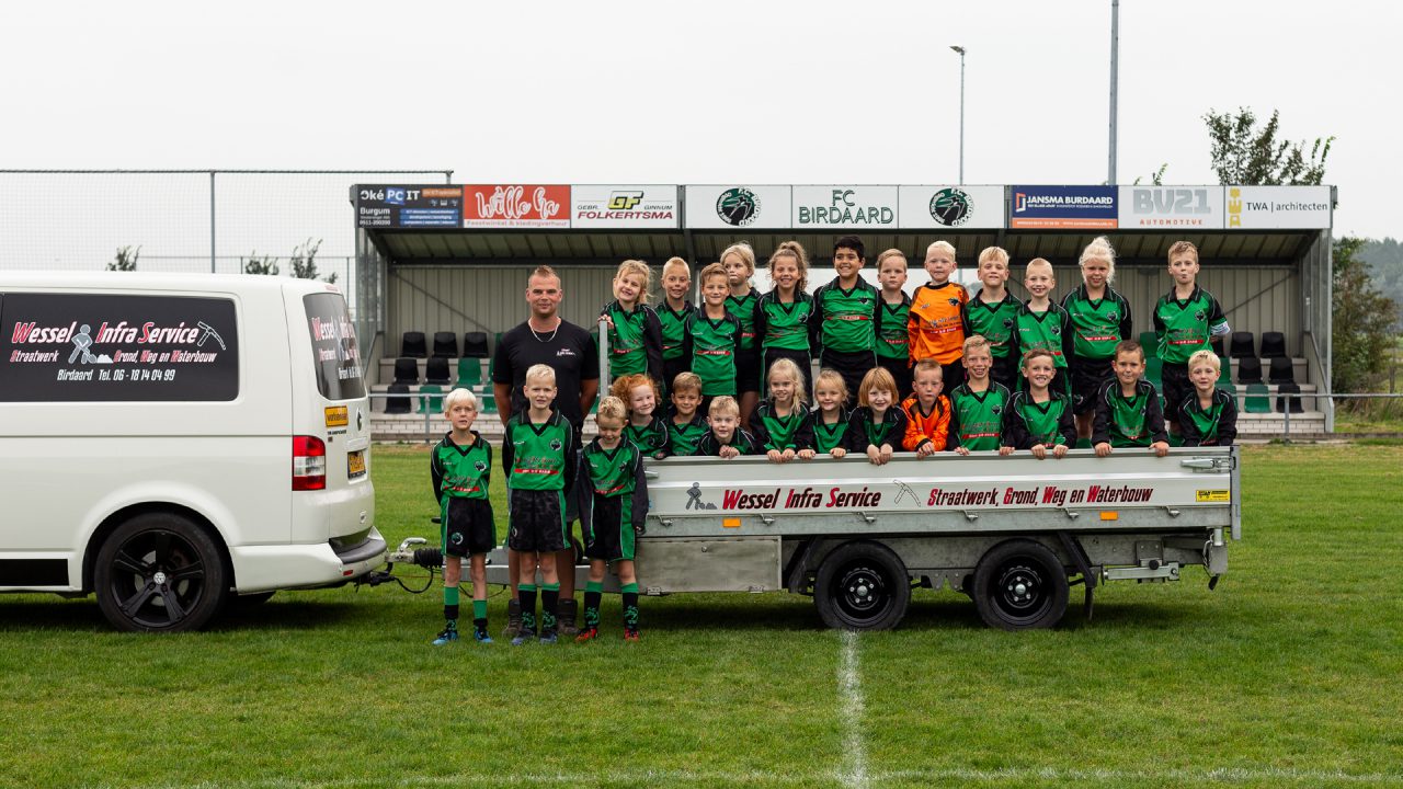 Wessel Infra Service steekt jongste jeugd FC Birdaard in het nieuw