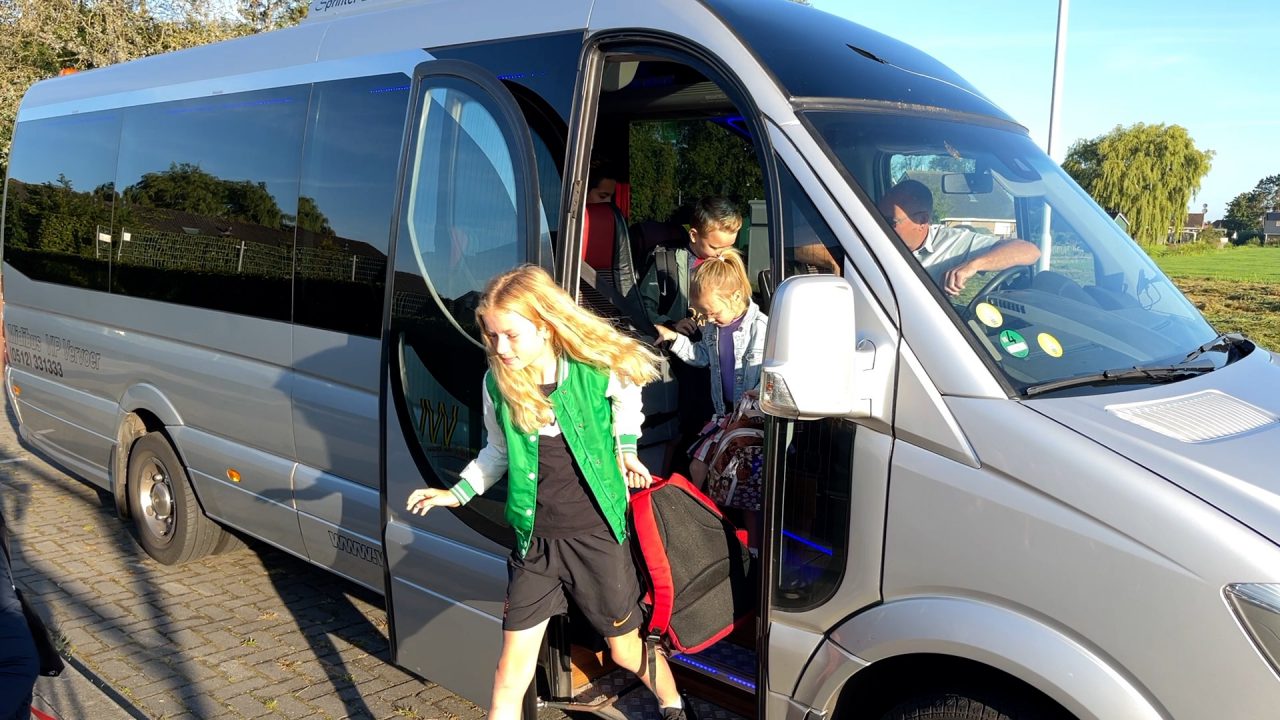 VIDEO: Voor het eerst met de schoolbus naar Gerkesklooster: 
