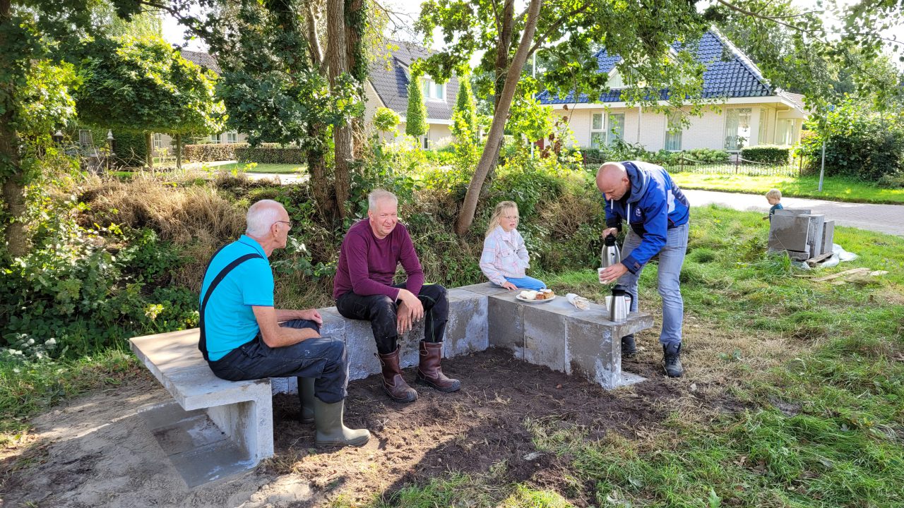 De Kamp in Eastermar viert burendag in stijl: Nieuwe bank brengt buurt samen