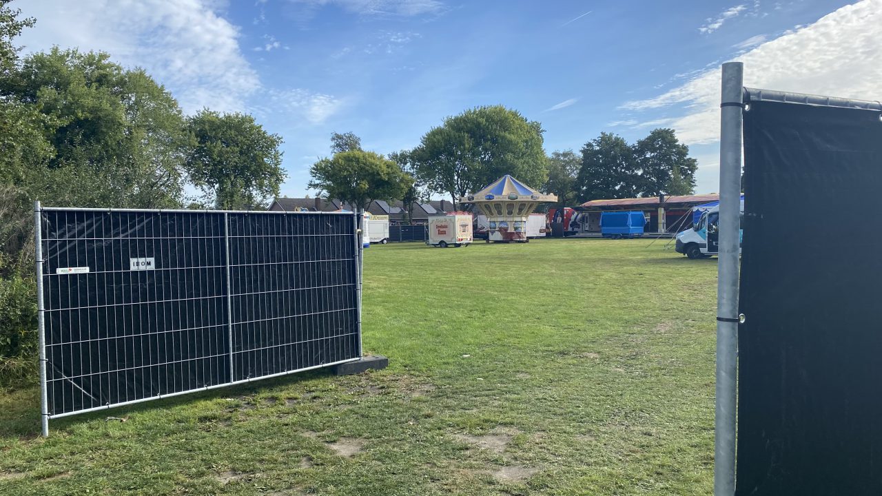 Jongeren gooien met stenen op kermis Twijzelerheide