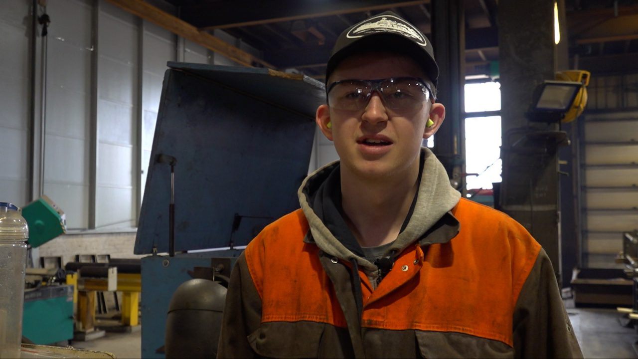 VIDEO: Jesper (19) mag dankzij opleidingstraject in een jaar bij drie metaalbedrijven aan de slag