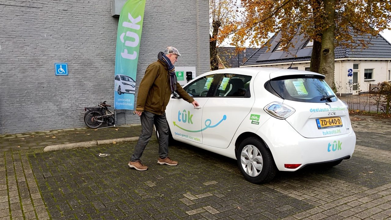 VIDEO: Inwoners Trynwâlden hebben nu elektrische deelauto tot hun beschikking