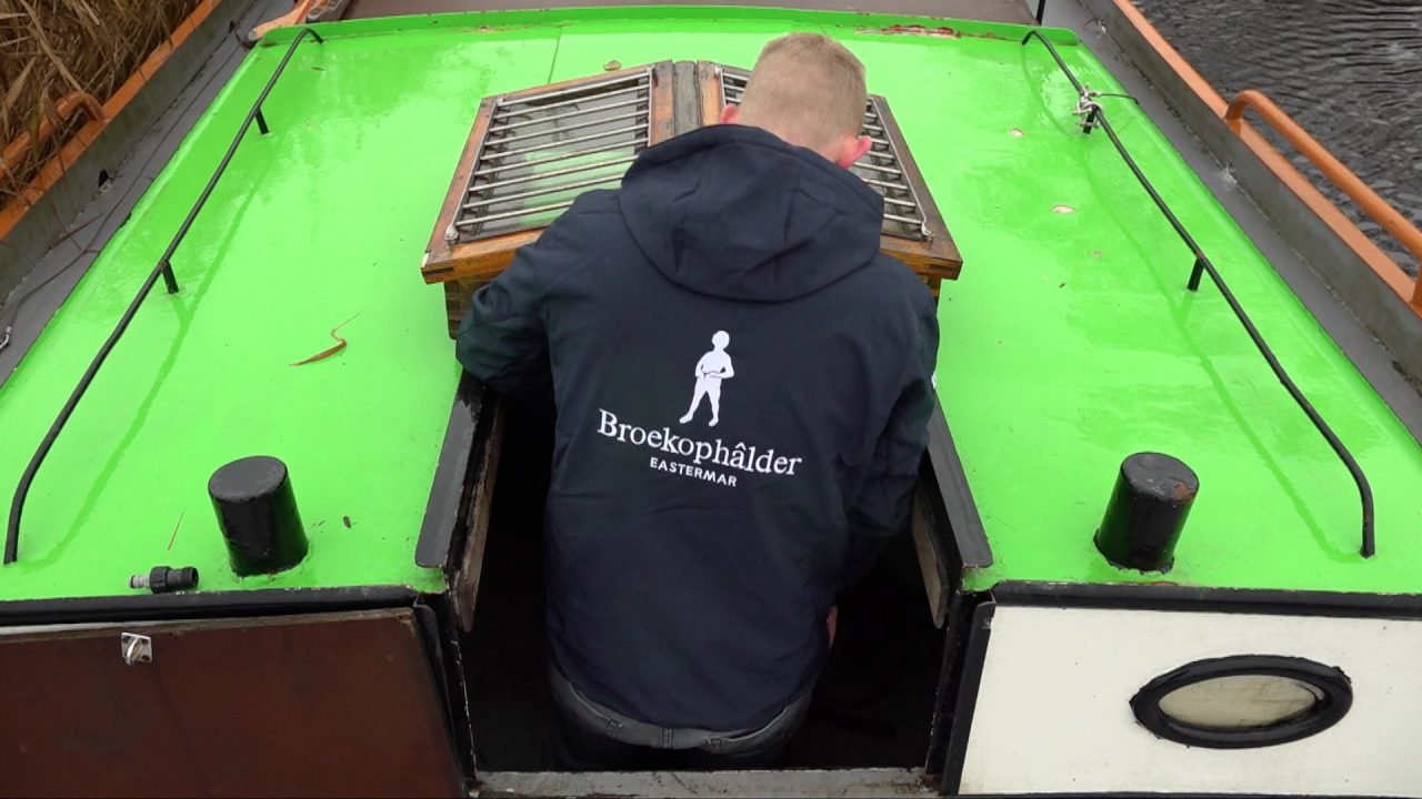 VIDEO: Wiebe (30) haalt tweede skûtsje voor Eastermar binnen: 