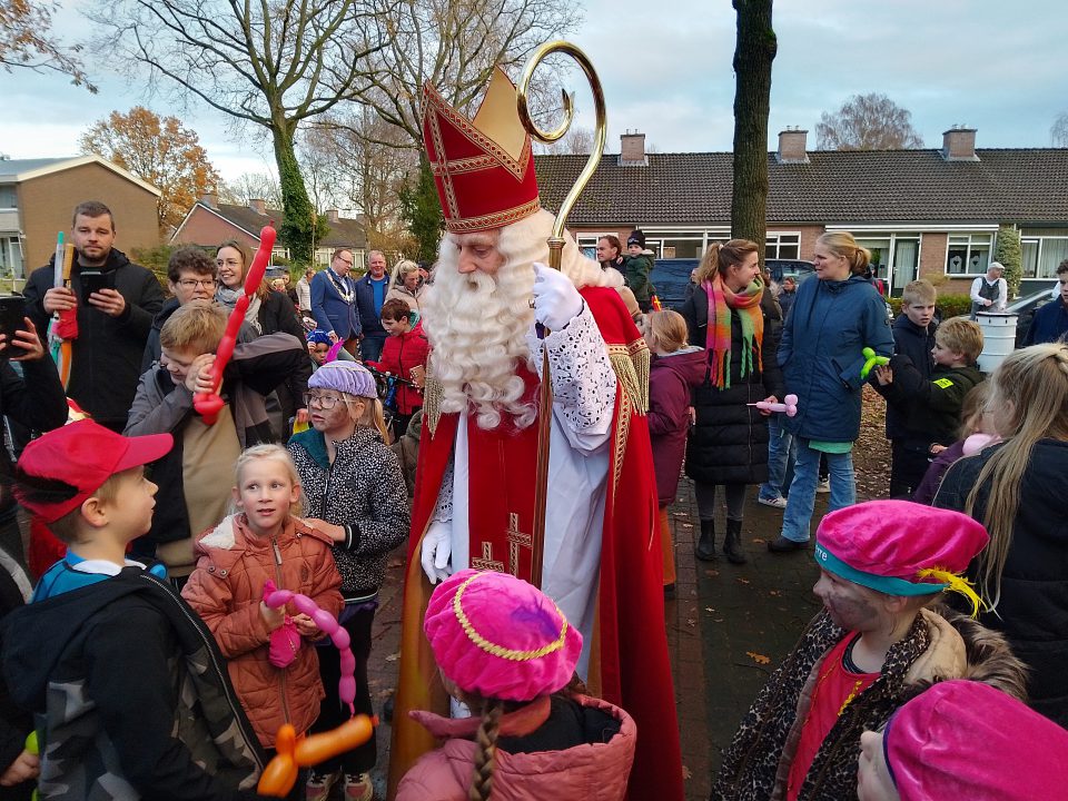 VIDEO: Sinterklaas en de Pieten vieren feest in Twijzel
