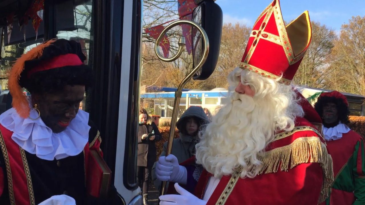 VIDEO: Bijzondere busreis van Sinterklaas naar Tytsjerk