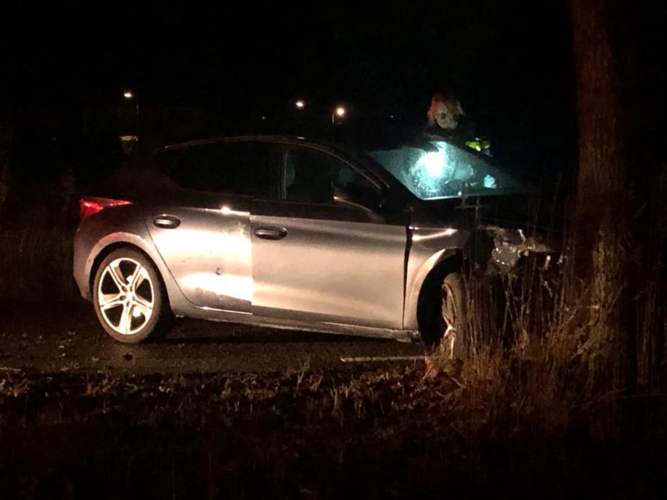 Auto botst tegen boom: vermoedelijk lachgasflessen aangetroffen en inzittenden gevlucht