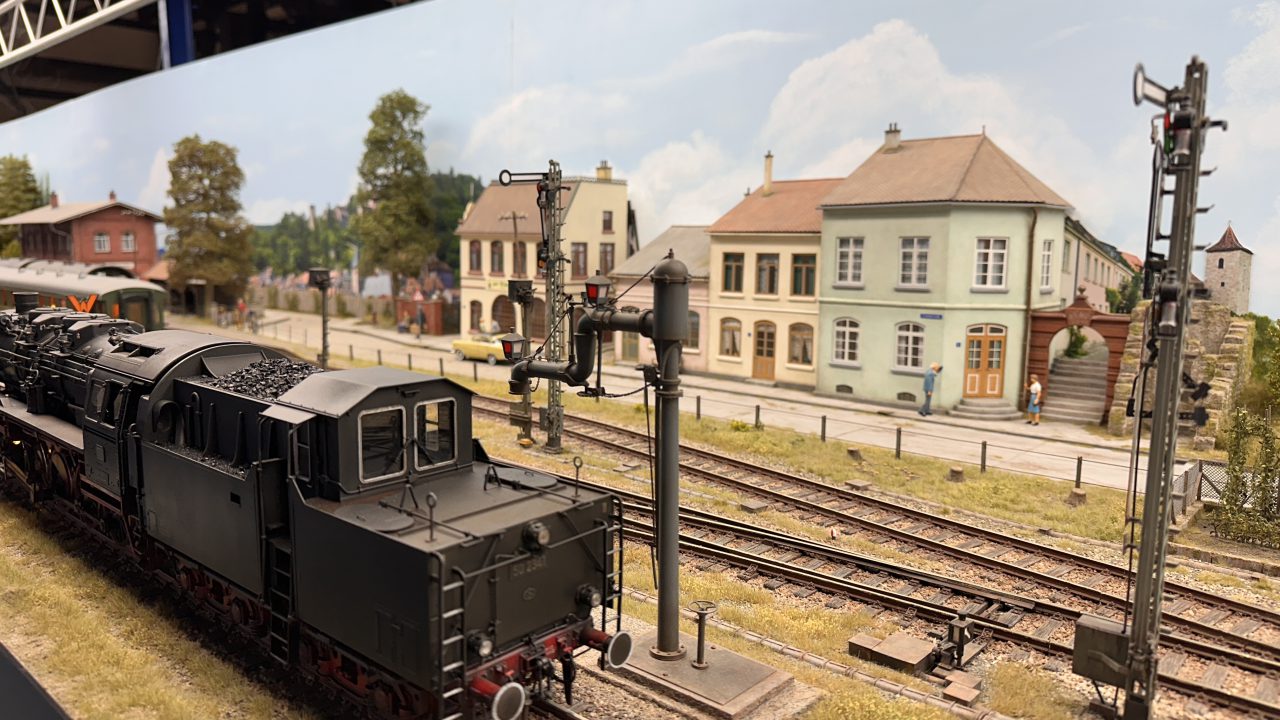 VIDEO: Passievolle hobbyist bouwt indrukwekkend treinspoor van 30 meter in schaal 1:32