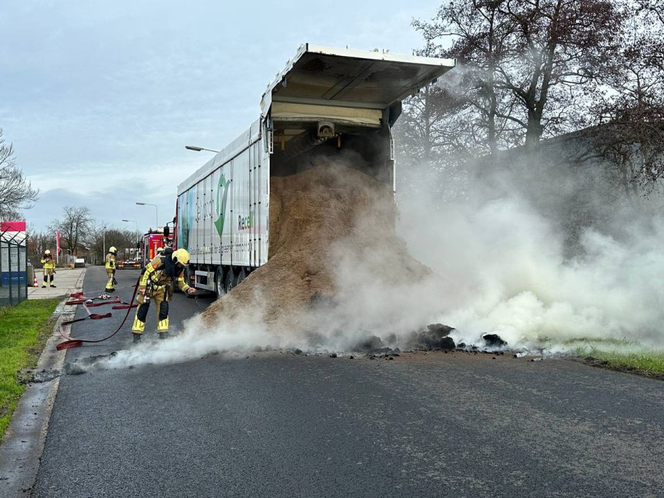 VIDEO: Pulp in oplegger in brand bij Sumar: brandweer schiet te hulp