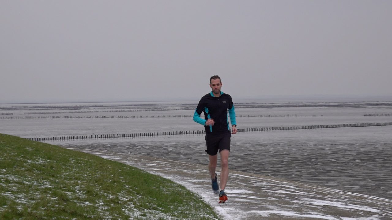 VIDEO Erik Folbert (41) rent iedere maand marathon voor het goede doel