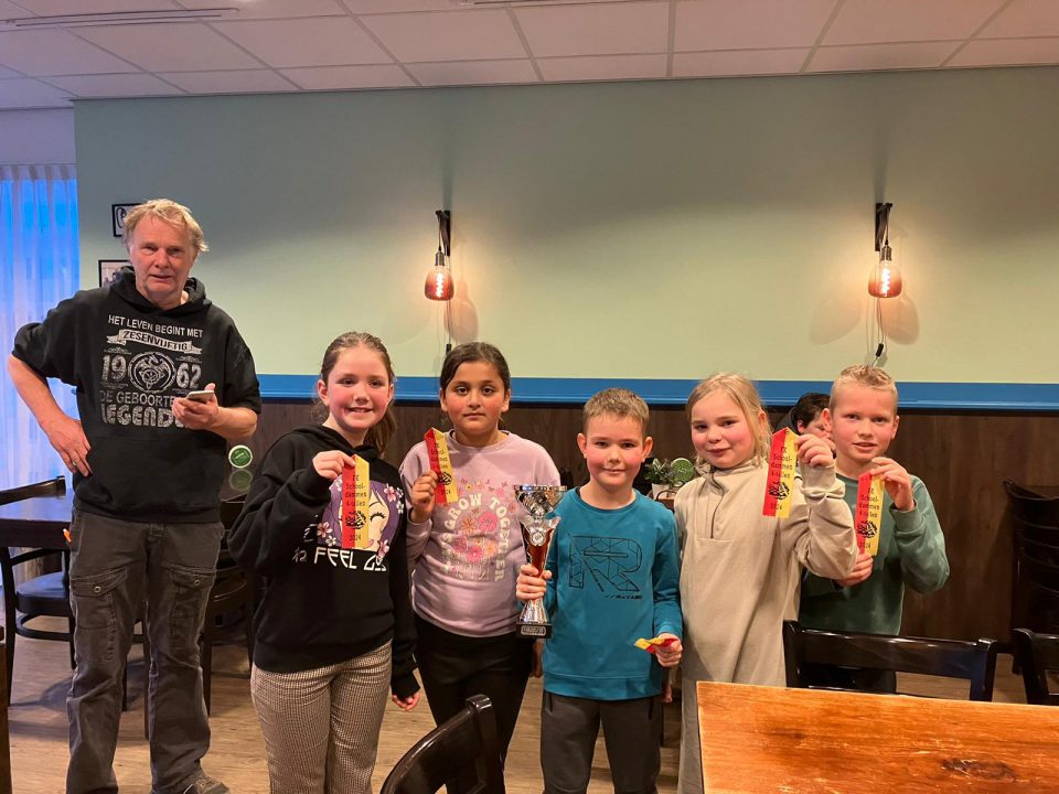De Boustien en de Opdracht winnaars bij het Fries kampioenschap schooldammen