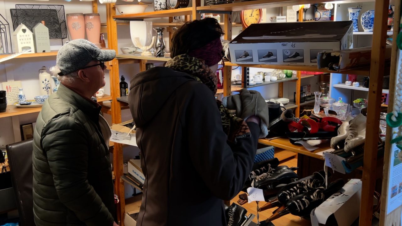 VIDEO: Kringloopwinkel Gytsjerk eerder open voor verkoop schaatsen