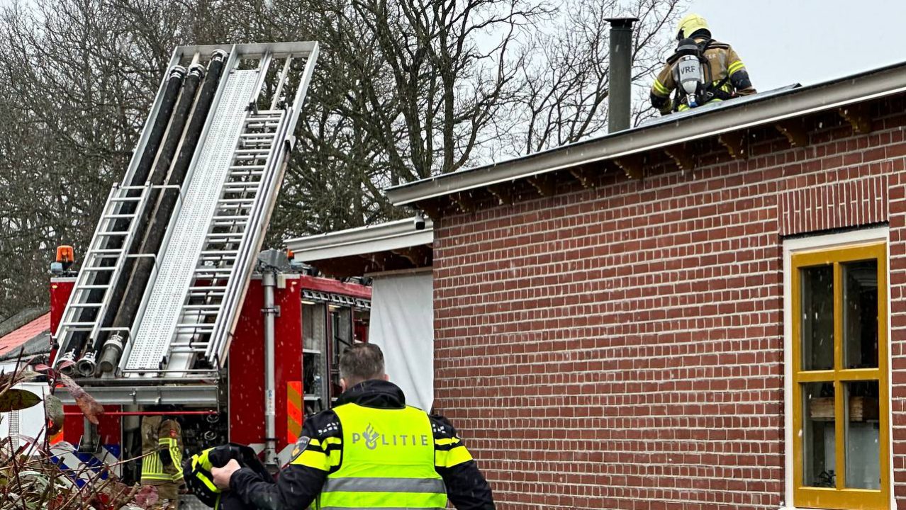 Brandweer rukt uit voor een dakbrand bij Wegrestaurant Twijzel