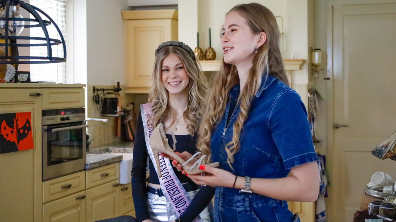 VIDEO: Zussen Banga strijden samen voor een Miss-titel