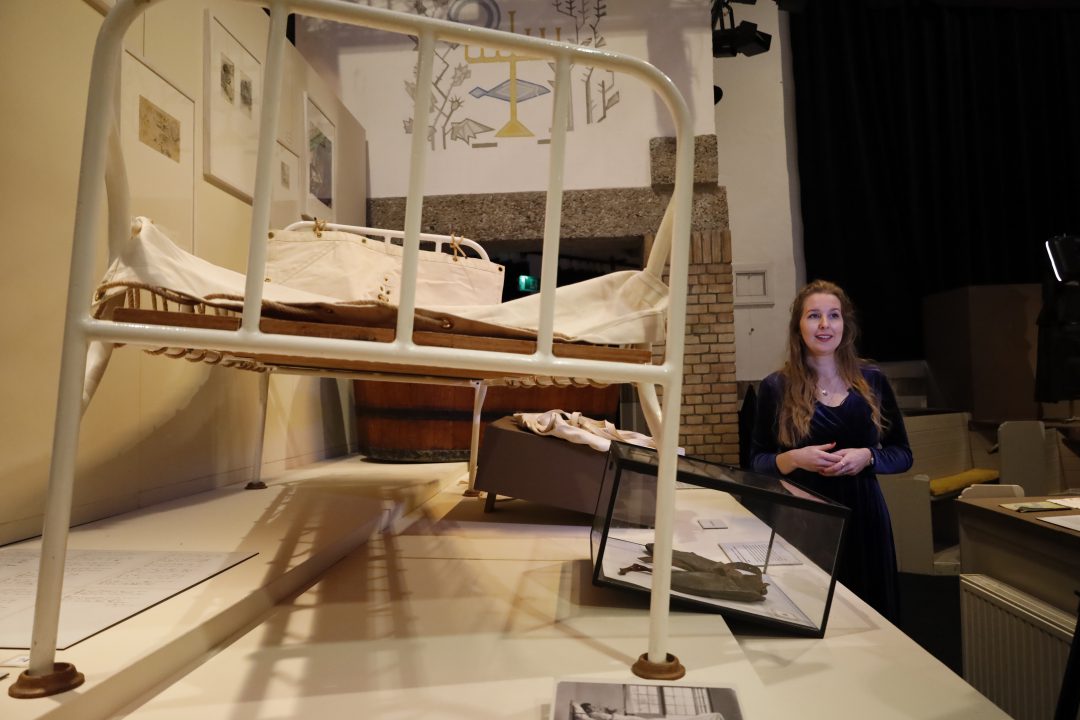 VIDEO: Nieuwe tentoonstelling in Theaterkerk Nes 'De laatste dagen van